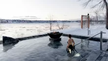 Heated pool by the St. Lawrence River - Photo © Strøm spa nordique